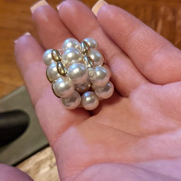 Stretchy faux pearl beaded statement ring - Picture 3 of 8